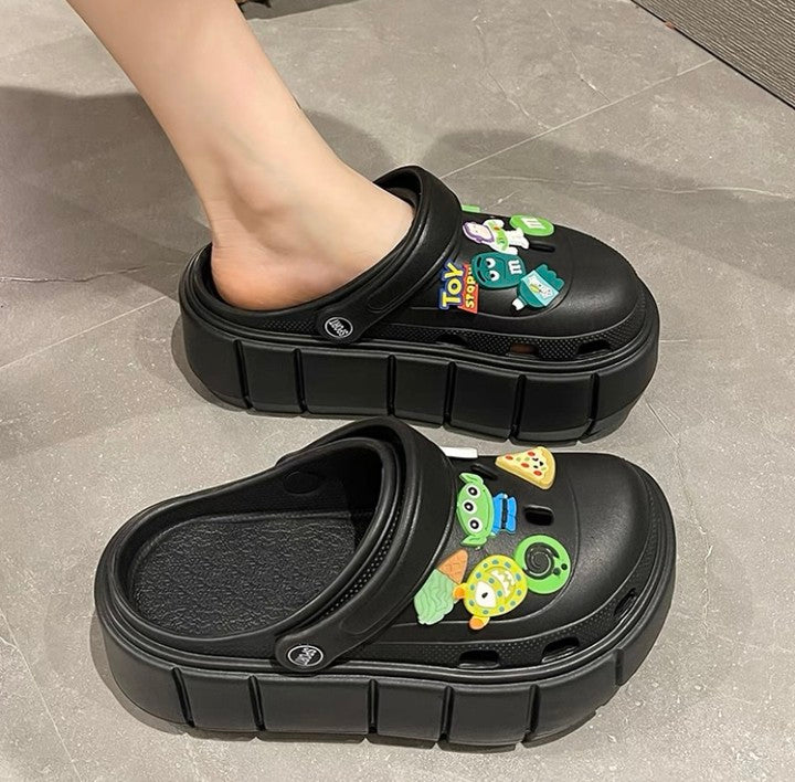 Thick-soled hole shoes women's ins trendy outerwear summer all-match heightened muffin Baotou beach sandals and slippers cross cartoon